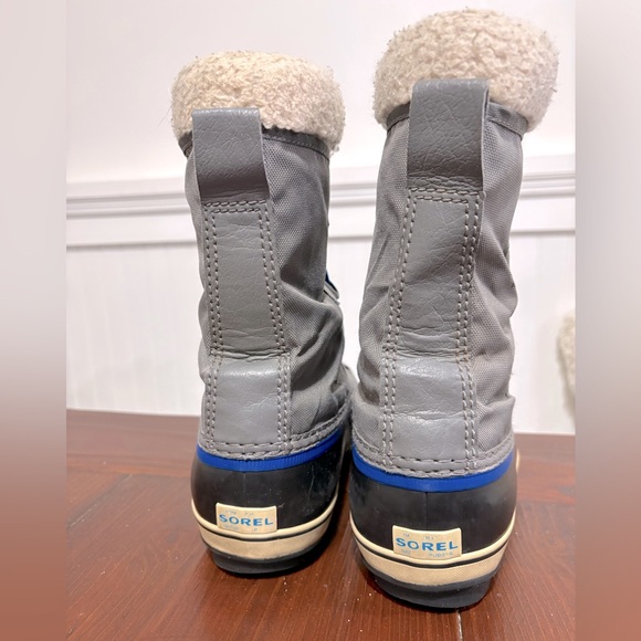Sorel Kids size 6 Gray and Black Snow Boots with Blue Accents - Picture 5 of 6